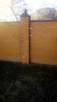 Лошары. Нужно было синюю изоленту использовать или на крайний случай скотч.