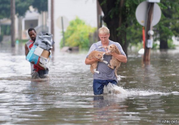 На Филипинах наводнение  - спасают самое ценное