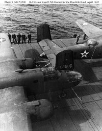 кстати - обрати внимание: вот машины Дулиттла на Хорнете перед рейдом.
Отметь хвостовые турели, которых на "В" быть, по идее, не должно.