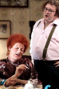 -Мама, я сильный, я справлюсь!
-Сынок, будь умным, даже не берись...