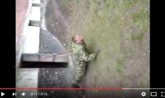 Там просто правильно ракурс подобран, а вот здесь заметно тонкий тросик