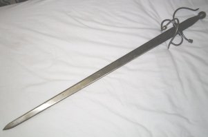 "Гибкая шпага конкистадора" чаще рубила. При этом на редкость эффективно, вообще-то.
А еще алебарды и мушкеты, да.