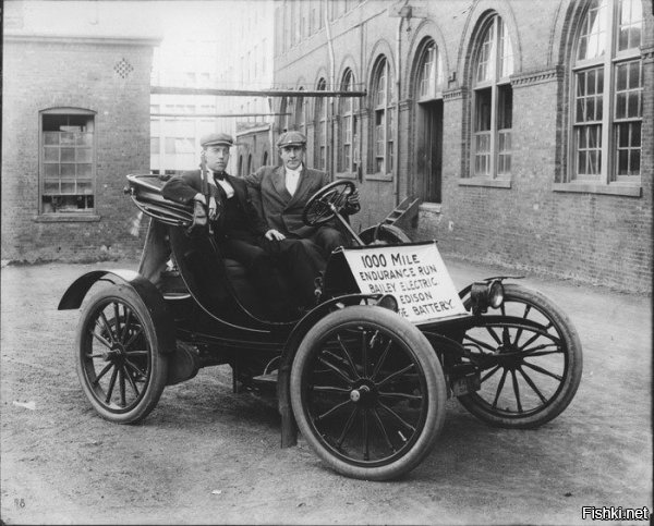 Начало 20 века, заявленный пробег электромобиля 1600 км, на одном заряде аккумулятора. Тесла за 100 лет прогресса добилась пробега в 150-250 км.
