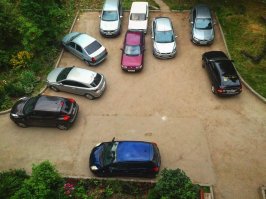 Здесь просто неорганизованные чудаки. Могли б спокойно и красиво стоять все.