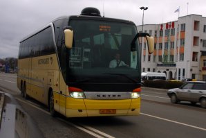 Почему "хотелось бы"? На картинке один из двух так называемых "бизнес-лайнеров" филиала ГУП МО "Мострансавто" - Setra S417 HDH (Top Class). Был куплен в Испании как б/у, а потом работал на регулярном маршруте  960 Рязань-Москва или  460 Коломна-Москва. "Летающая тарелка" на крыше это спутниковая антенна, посему на борту Интернет и ТВ. Стюардесса, холодильник, туалет (бесплатный), кофе-машина, аппарат для варки сосисок. И свежайшая коломенская выпечка! Понятно, чай-кофе-булочки за деньги, но - мур-мяу! Когда-то даже пиво продавали, причем из холодильника (летом, после работы - сладкий сон!), но потом запретили - закон какой-то вышел... У нас же забота о людях на первом месте! Сиденья - кожа, формула 2+1 (2-проход-1). В багажниках даже гардероб для верхней одежды. От обычного межгорода билет был примерно на 50 рублей дороже. И это было лишь чуть дороже, чем на рязанскую электричку. Но бизнес-идея была проста: "Выбирай сам: комфорт и риск попасть в пробку, либо электричка - бомжи, торгаши и туалет между вагонами". Правда, потом на маршрутах   460 и 960 все автобусы стали повышенной комфортабельности, но только MAN Lion's Coach и Setra Comfort Class (там сиденья попроще и формула более привычная 2+2), так что разницы в цене не стало. К сожалению, в прошлом году эффективные менеджеры, пришедшие к власти в "Мострансавто", по надуманному поводу "сожрали" директора коломенской автоколонны. И хотя пока эти машины на линии, но недолго им осталось, ибо почему-то "неожиданно" закончились деньги на поддержание парка в рабочем состоянии, а междугородные маршруты вдруг стали невыгодными... Традиционно в нашей стране это почему-то касается только госпредприятия и его филиала, ибо на тот же маршрут уже пришел частник, причем сразу с новыми Setra и Mercedes, и у него почему-то все хорошо...