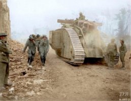 Пленные немецкие солдаты переносят раненного англичанина