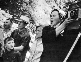 Так себе фотограф- на 3 с минусом, ток родной город позорит, в 88-90 годах можно было уже на цветную пленку снимать. Ракурс выбрать не умеет. Если у человека нет таланта, это как с писательством -желание писать есть, а талант увы -и получаются многотомные сочинения , которые никто не читает... хороший фотограф это не только умение выбрать экспозицию, но и пардон за каламбур -композицию..