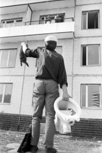 Так себе фотограф- на 3 с минусом, ток родной город позорит, в 88-90 годах можно было уже на цветную пленку снимать. Ракурс выбрать не умеет. Если у человека нет таланта, это как с писательством -желание писать есть, а талант увы -и получаются многотомные сочинения , которые никто не читает... хороший фотограф это не только умение выбрать экспозицию, но и пардон за каламбур -композицию..