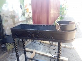 Вот только полчаса назад покрасил ,метал 6 мм ,длина 110 см ,тяжелый зараза , поддув сделан в дне мангала ,в круглой части предназначенной для казана ,и в левом углу , для того ,что бы можно было пережигать дрова на уголь .