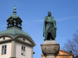 памятник вроде ихнему князю - а лепили с нашего. :)))