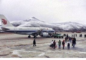 На приведённой в посте фотографии всё  что угодно, но только не международный аэропорт Камдо-Бамда (Qamdo Bamda)

Самое интересное, что эта фотография в интернете обязательно содержит подпись, что это аэропорт Камдо-Бамда. :)
На самом деле, это не так.
Здесь мы видим аэродром, расположенный на равнине.
Присмотритесь к рельефу окрестностей реального Камдо-Бамда: сплошные горы.
Затем, длина ВПП. Очевидно, что длина ВПП на фотографии не более пары километров, а длина ВПП Камдо-Бамда 4.000 метров плюс КПБ (концевая полоса безопасности) 1.400 метров.
Ну, и обратите внимание на МПУ (магнитный путевой угол) ВПП: на фотографии он 350 градусов и, соответственно, 170, а МПУ ВПП Камдо-Бамда 320 и 140 градусов.
На фотографии какой-то аэродром районного значения с соответствующей аэропортовской инфраструктурой, а в аэропорту Камдо-Бамда современный терминал.
Устарели данные в посте и по длине ВПП.
Сейчас длина ВПП Камдо-Бамда 4.000 метров и ещё 1.400 метров КПБ при рабочем курсе МПУ-140 градусов, что вывело Камдо-Бамда на первое место в мире среди гражданских аэродромов по длине ВПП.
То есть, для посадки экипаж может рассчитывать почти что на пять с половиной километров безопасного торможения.
Поэтому сегодня в Камдо-Бамда приземляются не только лёгкие самолёты с малой загрузкой, но и вполне нормальные самолёты.
Почему КПБ только с одной стороны ВПП? Скорее всего, для посадки и взлёта используется либо преимущественно, либо исключительно рабочий курс 140 градусов. Это может быть продиктовано препятствиями (горы) либо в зоне подхода, либо в зоне набора после взлёта с МПУ-320 градусов.
Рабочий курс МПУ-140 имеет и ILS (КГС)- видим и курсовой, (КРМ) и ГРМ (глиссадный) радиомаяки для МПУ-140, оборудован огнями подхода с курсом 140. Да и стартовый диспетчерский пункт (СДП) и метеоплощадка имеются лишь с курсом 140.