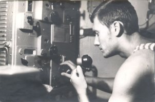 В 70 годы работал я радистом на Каспии. Подводным плаванием увлекался с детства. Были у меня на судне и акваланг, и компрессор, и гидрокостюм. Ночью, когда стояли на якоре, я ловил осетров петлей на палке. Погружался с аквалангом и фонарем на глубину 30-40 м. Осетры копаются в донных отложениях в поисках корма. Естественных врагов там у них нет ( тюлени, которых там полно, для них не опасны) и они на человека не реагируют, да и не смотрят они вверх. Подплывал и сверху подводил петлю из стального тросика на палке к голове осетра. После этого всплывал. Сильно они не сопротивляются, а только ходят вокруг на поводке.  Ловил только для еды, а не для продажи.