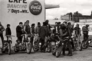 Все понятно, интересно. У меня вопрос только к одной фотке ниже: с кем сосется Арни?