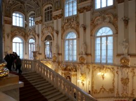 Пол года там прожил, сейчас домой вернулся.
И вот уж юности пора
Промчала милая подруга
Так словно по Неве листва
Летит за летом следом вьюга
Бураны снежные пришли
Забрав года и наши чувства
Запоем лета дни прошли
А на душе тоска и грустно
Мы не успели не сказали
В объятьях счастья побывать
Пропали облачные дали
Что мы друг другу рисовали
Спустя столетья мы узнали
Что вместе нам уж не бывать
Любовь так сильно обжигает
Что слеёзы по щекам катясь
На пол пути уж высыхают