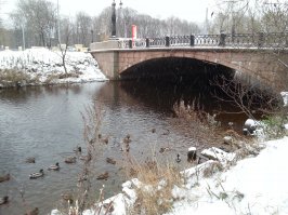 Пол года там прожил, сейчас домой вернулся.
И вот уж юности пора
Промчала милая подруга
Так словно по Неве листва
Летит за летом следом вьюга
Бураны снежные пришли
Забрав года и наши чувства
Запоем лета дни прошли
А на душе тоска и грустно
Мы не успели не сказали
В объятьях счастья побывать
Пропали облачные дали
Что мы друг другу рисовали
Спустя столетья мы узнали
Что вместе нам уж не бывать
Любовь так сильно обжигает
Что слеёзы по щекам катясь
На пол пути уж высыхают