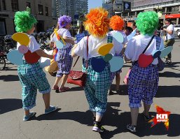 Фамилия Карлсон   одна из самых распространенных в Швеции   ее носят более 200 000 человек.
---
Мафия Карлсонов.