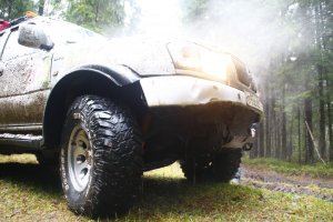 У меня штатный был из двух частей. 
Нижняя юбка - пластик, но сразу за ней стальная рама. 
Верхняя - сталь 1,5мм толщиной. 

На фото ниже, новый и уже без пластиковой части (очень колкой, кстати, острые осколки). 
И хорошо видны "твердые железки". 

Пластиковые бампера выгодны производителем. 
Ибо сейчас, это, ранее защитная, деталь, 
стала чуть-ли не самой дорогой кузовной. 

Т.е. то, что раньше берегло кошелек владельца и принимало "удары судьбы" на себя, теперь легко и просто ломается и дорого стоит. 

И при ударе, пешеходу все равно, бампером его стукнет или кузовным железом за ним или радиатором. 
Да и больше всего повреждений не от бампера, а от удара головой о капот или лобовое стекло. А они твердые.