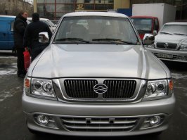 У меня штатный был из двух частей. 
Нижняя юбка - пластик, но сразу за ней стальная рама. 
Верхняя - сталь 1,5мм толщиной. 

На фото ниже, новый и уже без пластиковой части (очень колкой, кстати, острые осколки). 
И хорошо видны "твердые железки". 

Пластиковые бампера выгодны производителем. 
Ибо сейчас, это, ранее защитная, деталь, 
стала чуть-ли не самой дорогой кузовной. 

Т.е. то, что раньше берегло кошелек владельца и принимало "удары судьбы" на себя, теперь легко и просто ломается и дорого стоит. 

И при ударе, пешеходу все равно, бампером его стукнет или кузовным железом за ним или радиатором. 
Да и больше всего повреждений не от бампера, а от удара головой о капот или лобовое стекло. А они твердые.