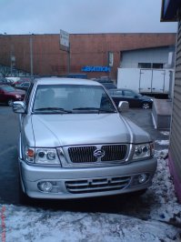 У меня штатный был из двух частей. 
Нижняя юбка - пластик, но сразу за ней стальная рама. 
Верхняя - сталь 1,5мм толщиной. 

На фото ниже, новый и уже без пластиковой части (очень колкой, кстати, острые осколки). 
И хорошо видны "твердые железки". 

Пластиковые бампера выгодны производителем. 
Ибо сейчас, это, ранее защитная, деталь, 
стала чуть-ли не самой дорогой кузовной. 

Т.е. то, что раньше берегло кошелек владельца и принимало "удары судьбы" на себя, теперь легко и просто ломается и дорого стоит. 

И при ударе, пешеходу все равно, бампером его стукнет или кузовным железом за ним или радиатором. 
Да и больше всего повреждений не от бампера, а от удара головой о капот или лобовое стекло. А они твердые.