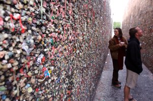 Каждый по своему с ума сходит. Тут вот жевачку на стены клеят.