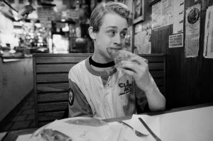 Маколей Калкин никак не раскусит пиццу...