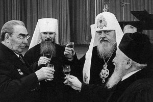 брежнев смотрит на водку, алексий палит брежнева, а пимен вахуе от всего происходящего