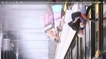 ребенок не упал, а подпрыгнул.. а вообще, наьуй он нужен, такой дед? столько лет и не в курсе, что там дырка, и ребенок может провалиться.. хотя, пиджак на труселя тоже надо умудриться надеть.. хорошо хоть труселя не на голове..