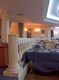 Ну зря вы так, есть и мастера и новые интерьеры и старые восстанавливаются. Я 5лет проработал в "Астмале" -- вот наши работы.... всё это в Петербурге... и будет ещё.