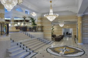 Ну зря вы так, есть и мастера и новые интерьеры и старые восстанавливаются. Я 5лет проработал в "Астмале" -- вот наши работы.... всё это в Петербурге... и будет ещё.