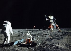 Ох и баран.. Вот настоящий скафандр, на нём нет болтающихся шлангов и система жизнеобеспечения гораздо больше! Антенну куда дел? Вот дебилушка, ну тебя уже просто жаль... Зомбированный нахер