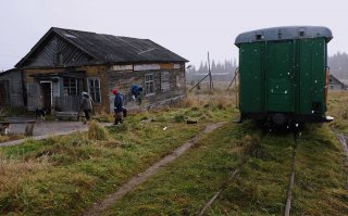 Пассажиры покидают вагон на Липаковской УЖД (Архангельская область)
Засиделись девчонки. На рельсах трава успела вырасти:)