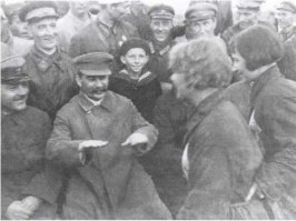 Сталин и Ворошилов с пилотами 1935