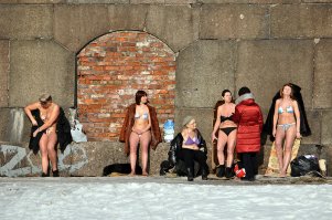 Был в Питере в середине февраля, понравились загорающие у Петропавловской крепости....
