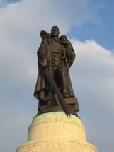 Меч выкованный на Урале через Сталинград дошел до Берлина