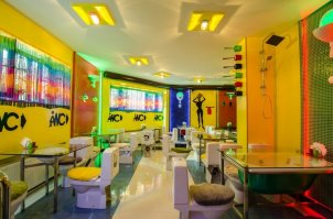 У нас на районе пару лет назад открыли парашную кафешку, не прижилась, переделали на стандартный интерьер, всё-таки не совсем потерянный наш народ) увы нету фоток после