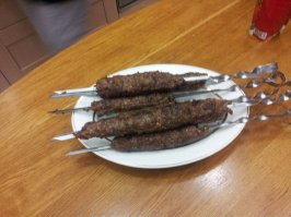 Все ничего, но лук нужно однозначно мелко резать иначе он даст воду и соответственно кебаб будет более жидким и может с шампура свалится,  а луковый сок который должен выделится во время жарки впустую уйдет.
Вот мои кебабы из говядины