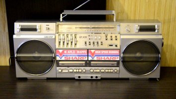 Мой батя такой аппарат с Афгана в 1986 году привез.И мафон все еще работает!И кассеты перематывает и воспроизводит!Уже больше 30 лет! Вот это техника!