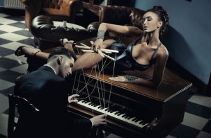 Девушку яботпианинил!