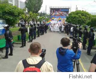 фото DrAlex.md из ЖЖ это гей парад)) как видно пока полиции больше чем геев..