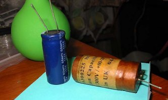 "Состояние нового, звучание просто не передать, есть и харизма и сила присущая технике тех времен" - сорри, ничего личного, но автоматически напомнило следующую историю-зарисовку, не мое, взято с просторов интернета

"Вы спросите - "а для чего всё это нужно"?

Да очень просто. Есть в Минске один знакомый аудиофил - человек, уверяющий, что слышит разницу в звучании направления проводов, типов конденсаторов и даже изоляции!!! Это страшный человек!!! Он уверяет, что для получения качественного звука - радиодетали должны обладать особой аурой. И подобно тому, как легендарный парфюмер мог сам создать её, аудиофилы также экспериментируют с различными экзотическими сочетаниями материалов, полагаясь только на свой слух.

Вот я и решил это проверить. Попросту, подарил ему два конденсатора. Один современный, другой - "древний, вынутый из лампового усилителя 1962-го года выпуска". Но с условием - оценить качество звучания каждого. Оба конденсатора прослушивались им на ламповом усилителе собственной разработки. Вердикт был такой:

- Серийный конденсатор обладает вульгарно-грубым звуком, характерным для современных конструкций, и не может претендовать на звание "аудиофильского".
- Старинный конденсатор имеет благородное английское звучание, в высшей степени музыкальное, не хватает лишь прозрачности на самых высоких частотах.

No comments.

Для тех, кто хочет получить у себя "благородный английский звук" - даю бесплатный рецепт:
Берется современный электролит и сдирается с него плёнка. Корпус оклеивается бумагой (самого низшего "обёрточного" качества), торцы заливаем битумом (а лучше - эпоксидкой с добавлением толчёного карболита - чтоб аутентичней было). Затем сверху клеится невъебенная наклейка, напечатанная на лазернике. Для большей кошерности бумага пропитывается чем-нибудь жёлтеньким, типа настойки эвкалипта :) Затем вся конструкция окунается в расплавленный воск (лак, шеллак, нужное подчеркнуть). Получается такое, от чего даже видавшие виды "аудиофилы" аж приклеиваются к потолку, и писаются от счастья!!!

---------------------------
Слева - серийный, ничем особенно не выдающийся конденсатор CapXon (VENT).

Справа - под(д)елка в стиле "ретро". Материалы: конденсатор CapXon, бумага обёрточная почтовая сорт 2, бумага писчая белая, настойка эвкалипта, клей ПВА, воск пчелиный, лазерный принтер, эпоксидка.

Для тех кто не верит своим глазам - рядом находится один и тот же тип конденсатора :)

--------
Сергей КАЗАНСКИЙ. 19.09.2008 г."