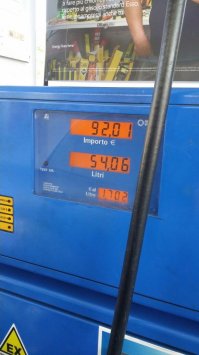 В Италии летом 2016 на какой-то трассе. Полный бак почти 100 евро. В городках немного дешевле.