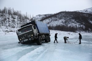 Такие удивленно-испуганные "глаза" у этого трудяги Камазика, сразу без текста становиться ясно, в какую неприятность попали эти ребята
