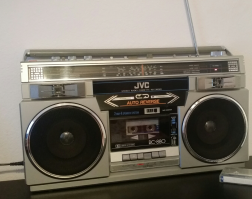 А у меня есть то, на чем эти кассеты можно слушать!!! Один раз на обоих менял пассики. Больше никуда нелазил.