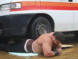 Дмитрий Васильевич Халаджи (род. 19 апреля 1979, Комсомольское, Донецкая область, Украина)   украинский спортсмен, чемпион 1-го чемпионата Украинской бездопинговой федерации пауэрлифтинга в отдельных упражнениях (жим лежа) 2009 г.[3] Внесён в Книгу рекордов Гиннесса как автор шестидесяти трех рекордов.

Рекорды:

   - Поднятие камня весом 152 кг одной рукой (побитие рекорда Бибона). Знаменитому древнегреческому атлету Бибону, жившему в VI веке до н. э., удавалось поднять одной рукой камень, вес которого составлял 143,5 кг. Этот своеобразный снаряд сохранился до наших дней   он покоится в музее города Олимпия. На камне имеется надпись на древнегреческом  Я, Бибон, сумел оторвать этот камень от земли и поднять его одной рукой над головой .
   - Выкручивание двух гирь весом 50,5 и 40,5 кг в одной руке: правой рукой   6 подъёмов за 46 с, левой рукой   8 подъёмов за 49 с (Казань, 2010).[8]
   - Крест с гирями 39,5 и 38,5 кг на мизинцах (Казань, 2010).[8]
   - Завязывание шести двадцатисантиметровых гвоздей за полторы минуты.
    -  Чёртова кузня    Дмитрий был уложен на гвозди, сверху на нём три плиты общим весом 700 кг, которые разбивали кувалдами.
   -  Поднял метр трубы весом 1,022 т и продержал 12,5 с (Донецк).