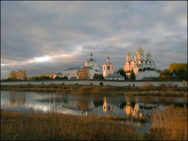 словами и фотографиями не передать той красоты . иногда захожу в собор. свечку поставить,да просто посидеть. 
короче это непередаваемо, один иконостас после реставрации чего стоит !!!!

вот же опять ,лень матушка.а та бы сделал пост.  В Дорогобужском районе (Смол.обл) есть еще Свято-Троицкий Герасимо-Болдинский монастырь.
Монастырь был основан в 1530 году преподобным Герасимом Болдинским
Монастырские подворья и торговые лавки существовали в Дорогобуже, Вязьме, Смоленске, Москве. Монастырь владел мельницами, охотничьими и бортными угодьями, скотными дворами, рыбными ловлями.

Каменное строительство в монастыре развернулось в 1590-х годах. Тогда были выстроены пятикупольный Троицкий собор (взорван, ныне почти восстановлен), колокольня (сохранилась), трапезная палата с церковью Введения во храм Богородицы (сохранились) и стены (перестроены). Согласно гипотезе П. Д. Барановского, в строительстве принял участие государев зодчий Фёдор Конь.

С 1617 по 1654 годы Дорогобужский край находился в составе государства Речь Посполитая. Монастырь опустел; позже его строения были переданы Смоленскому иезуитскому коллегиуму. Монастырь возрождён в 1654 году, когда смоленские земли вновь вошли в состав Русского царства

вот так, по быстрому для информации)))))))