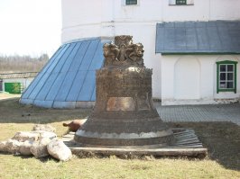 словами и фотографиями не передать той красоты . иногда захожу в собор. свечку поставить,да просто посидеть. 
короче это непередаваемо, один иконостас после реставрации чего стоит !!!!

вот же опять ,лень матушка.а та бы сделал пост.  В Дорогобужском районе (Смол.обл) есть еще Свято-Троицкий Герасимо-Болдинский монастырь.
Монастырь был основан в 1530 году преподобным Герасимом Болдинским
Монастырские подворья и торговые лавки существовали в Дорогобуже, Вязьме, Смоленске, Москве. Монастырь владел мельницами, охотничьими и бортными угодьями, скотными дворами, рыбными ловлями.

Каменное строительство в монастыре развернулось в 1590-х годах. Тогда были выстроены пятикупольный Троицкий собор (взорван, ныне почти восстановлен), колокольня (сохранилась), трапезная палата с церковью Введения во храм Богородицы (сохранились) и стены (перестроены). Согласно гипотезе П. Д. Барановского, в строительстве принял участие государев зодчий Фёдор Конь.

С 1617 по 1654 годы Дорогобужский край находился в составе государства Речь Посполитая. Монастырь опустел; позже его строения были переданы Смоленскому иезуитскому коллегиуму. Монастырь возрождён в 1654 году, когда смоленские земли вновь вошли в состав Русского царства

вот так, по быстрому для информации)))))))