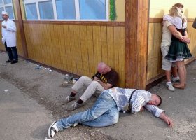 Время идет, а персонажи не меняются. Поменять одежду и дом, бутылку оставить. 
---------------------------

ТАк ни в одной стране мира не меняются. Эти хоть культурно около дома сидят.  .  До современников им далеко. Октоберфест например.