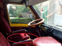 Ездил одно время на рафике. Нормальная была машина. Только к переключению передач надо привыкнуть. Коробка "Волговская", но рычаг КПП практически горизонтально. Из-за этого первая, например, включалась на себя и вниз, вторая на себя и наверх и т.д. Да ещё и рулевая колонка, проходящая между педалей, иногда мешалась.