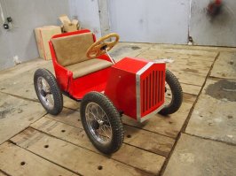 А это мое изделие. Провальное. Пока делал, ребенок вырос и перестал в него помещаться.