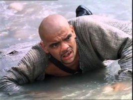 * Халат не был у меня , халат не был. Честное слово, у меня халат не был. Каждый шакал халат носит. Я целый год без халата ходил. Каюм